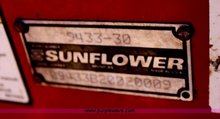 image for item E8438 2003 Sunflower 9432 30' folding drill