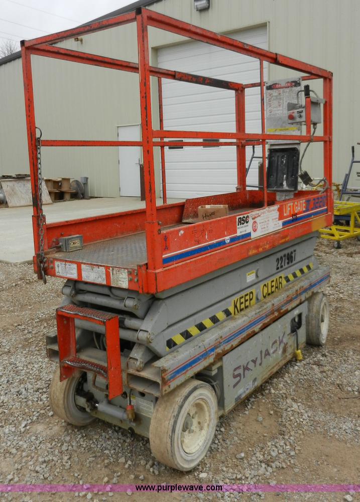 image for item A3913 SkyJack 3220 scissor lift