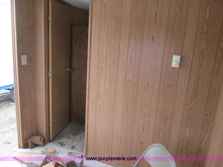 image for item F4232 2006 Comb 26' single axle office trailer