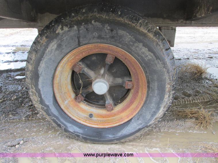 image for item F4233 2005 Comb 26' single axle office trailer