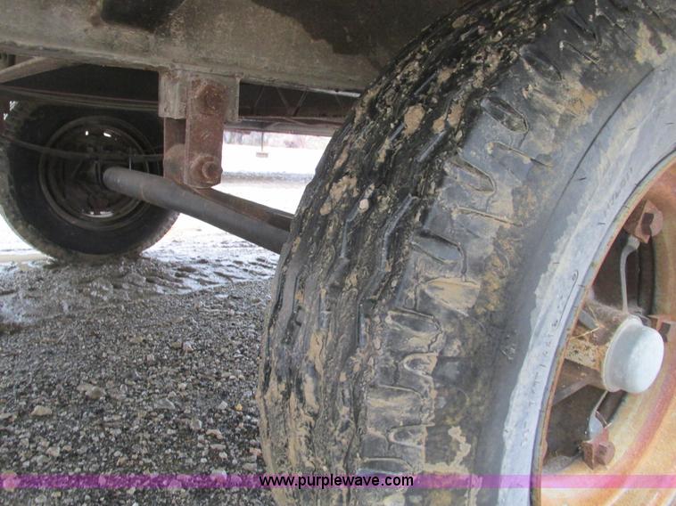 image for item F4233 2005 Comb 26' single axle office trailer