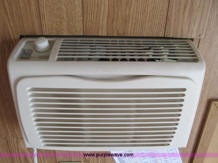 image for item F4234 2006 Comb 26' single axle office trailer