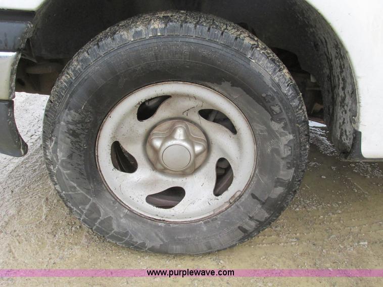 image for item F4236 2001 Ford F150 pickup truck