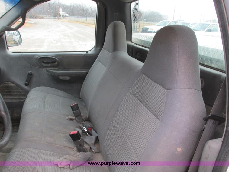 image for item F4236 2001 Ford F150 pickup truck