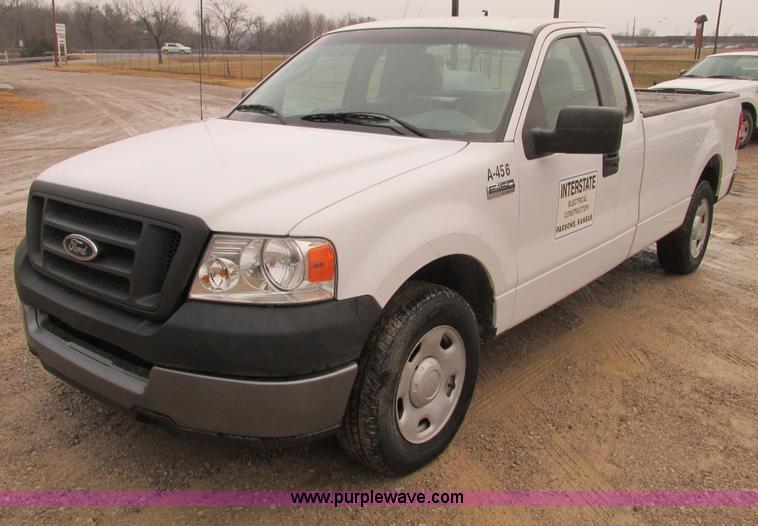 image for item F4240 2006 Ford F150 pickup truck