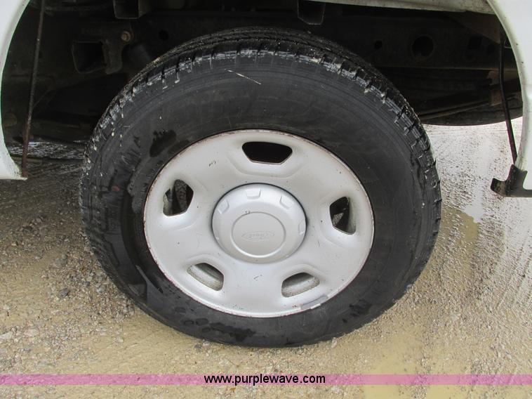 image for item F4240 2006 Ford F150 pickup truck