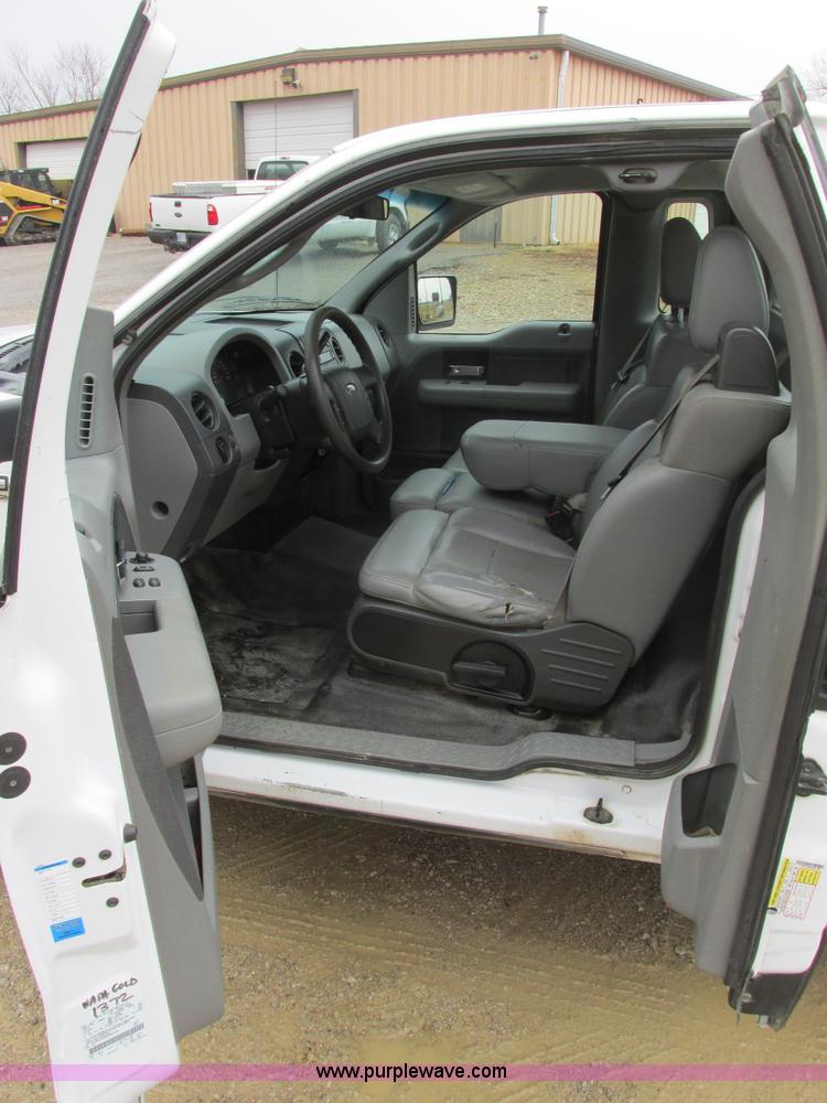 image for item F4240 2006 Ford F150 pickup truck