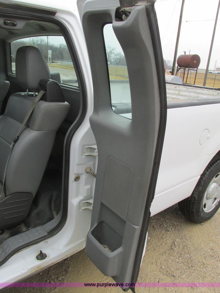 image for item F4240 2006 Ford F150 pickup truck