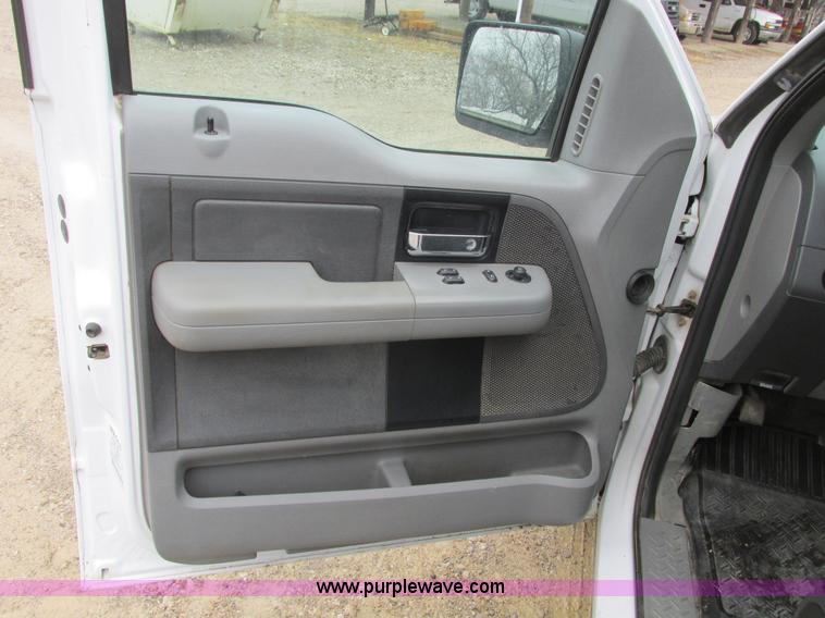 image for item F4240 2006 Ford F150 pickup truck