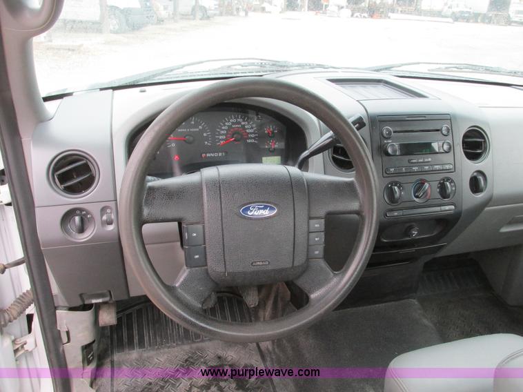 image for item F4240 2006 Ford F150 pickup truck