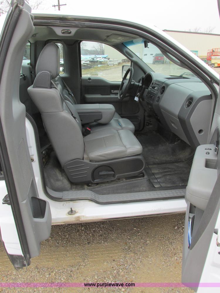 image for item F4240 2006 Ford F150 pickup truck