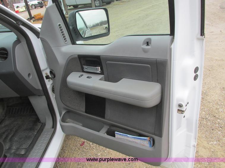 image for item F4240 2006 Ford F150 pickup truck