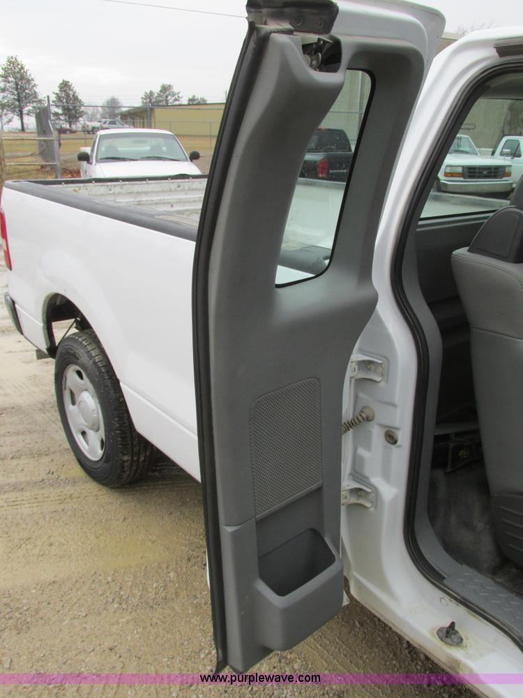 image for item F4240 2006 Ford F150 pickup truck