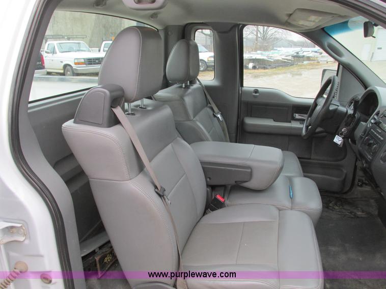 image for item F4240 2006 Ford F150 pickup truck