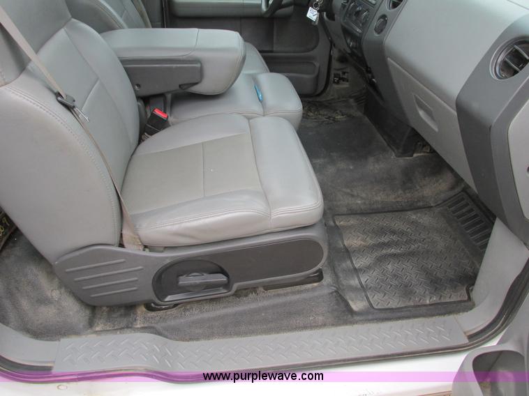 image for item F4240 2006 Ford F150 pickup truck