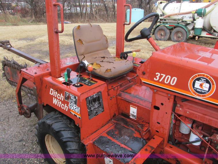image for item F4242 1999 Ditch Witch 3700DD trencher