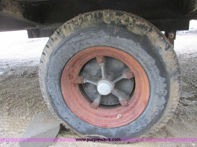 image for item F4248 2005 Comb 26' single axle office trailer