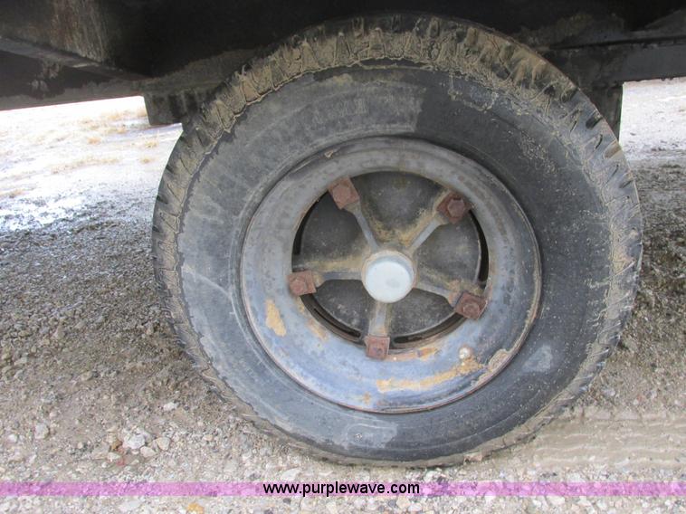 image for item F4248 2005 Comb 26' single axle office trailer