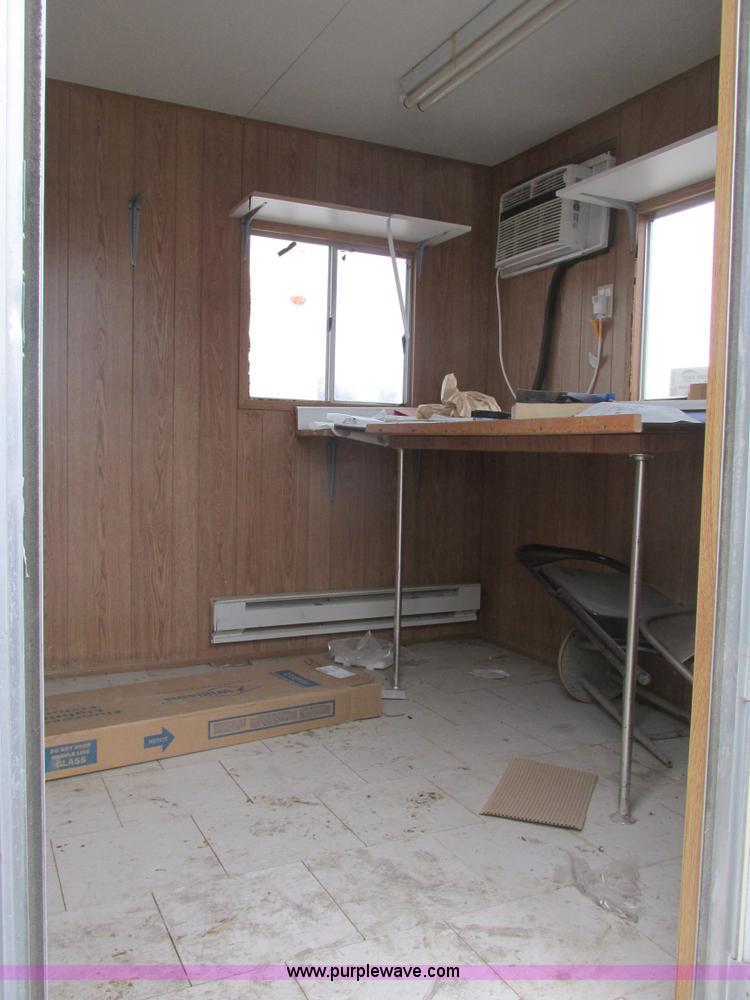 image for item F4277 2004 Comb 26' single axle office trailer