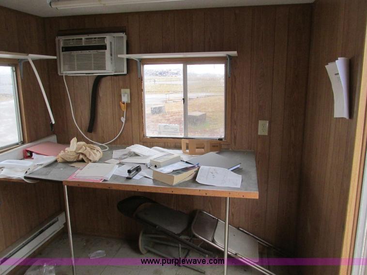 image for item F4277 2004 Comb 26' single axle office trailer