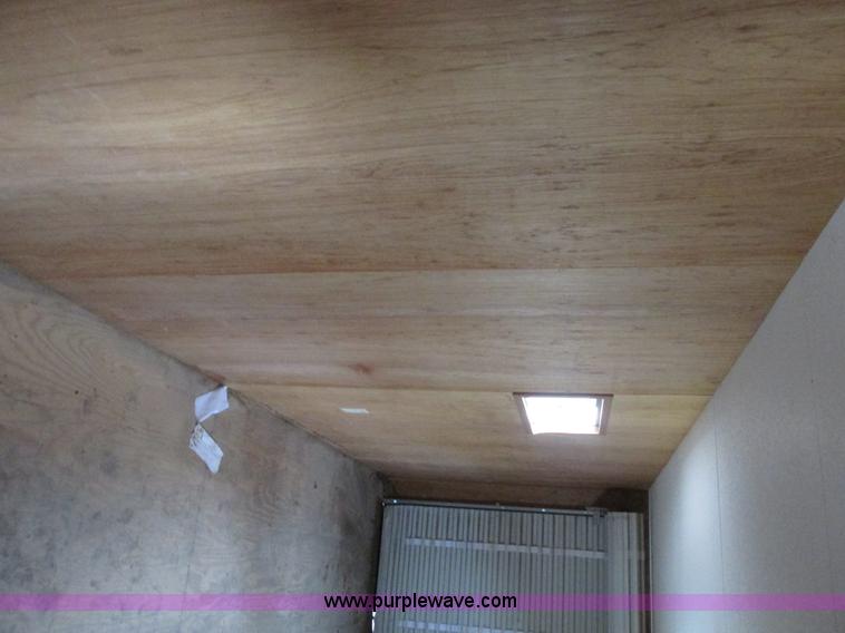 image for item F4277 2004 Comb 26' single axle office trailer