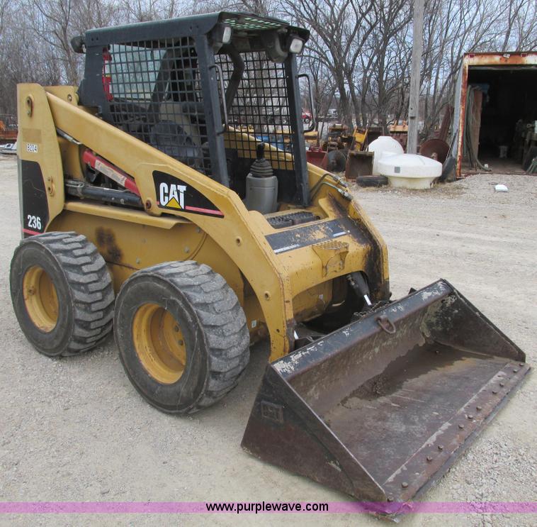 image for item F4279 2002 Caterpillar 236 skid steer