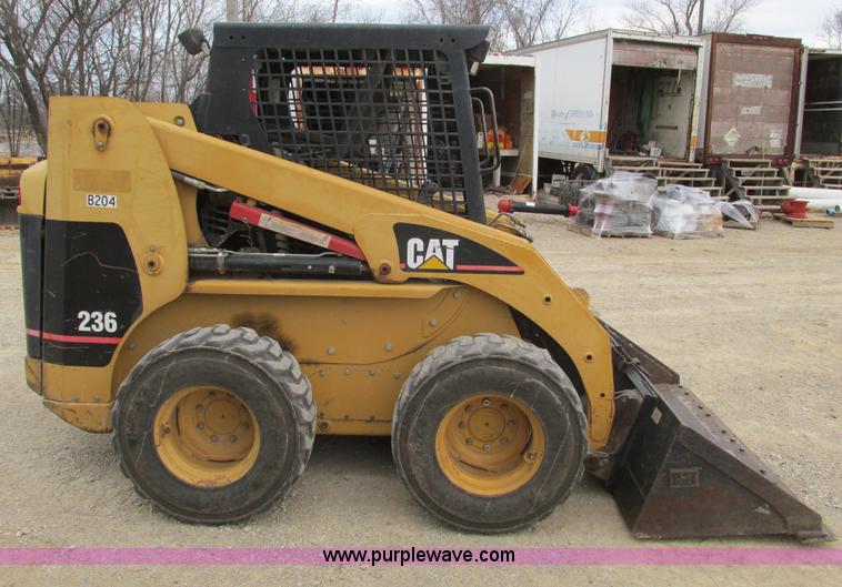 image for item F4279 2002 Caterpillar 236 skid steer