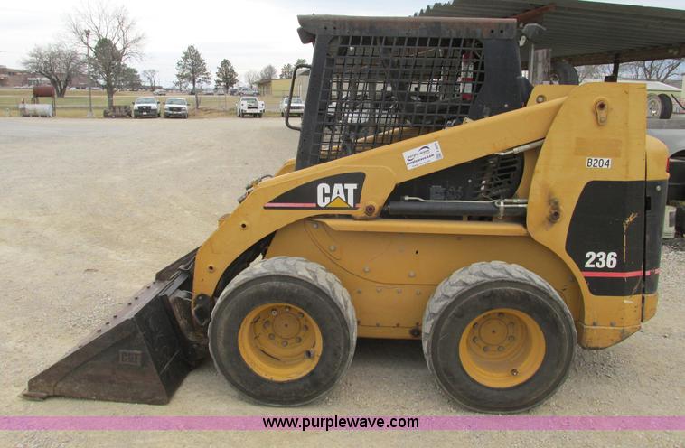 image for item F4279 2002 Caterpillar 236 skid steer