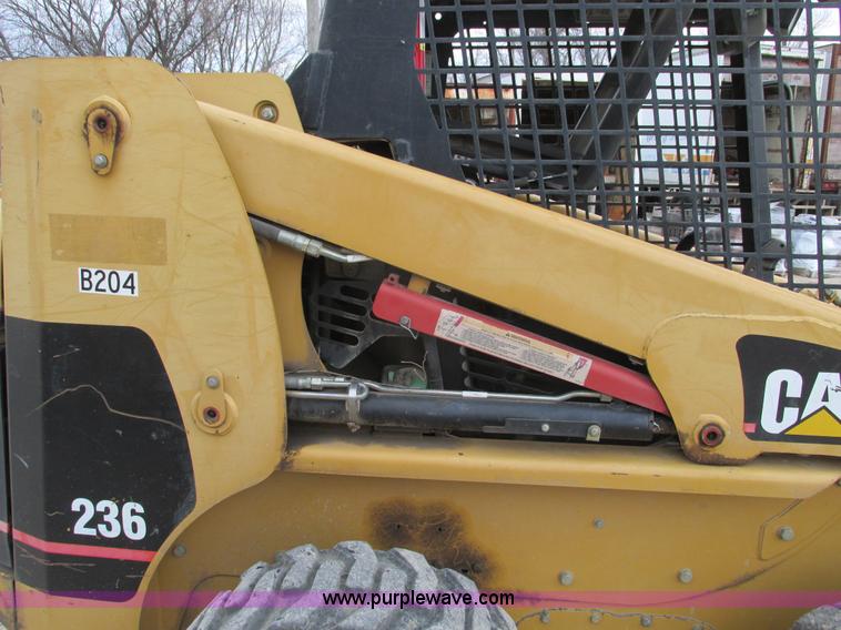 image for item F4279 2002 Caterpillar 236 skid steer
