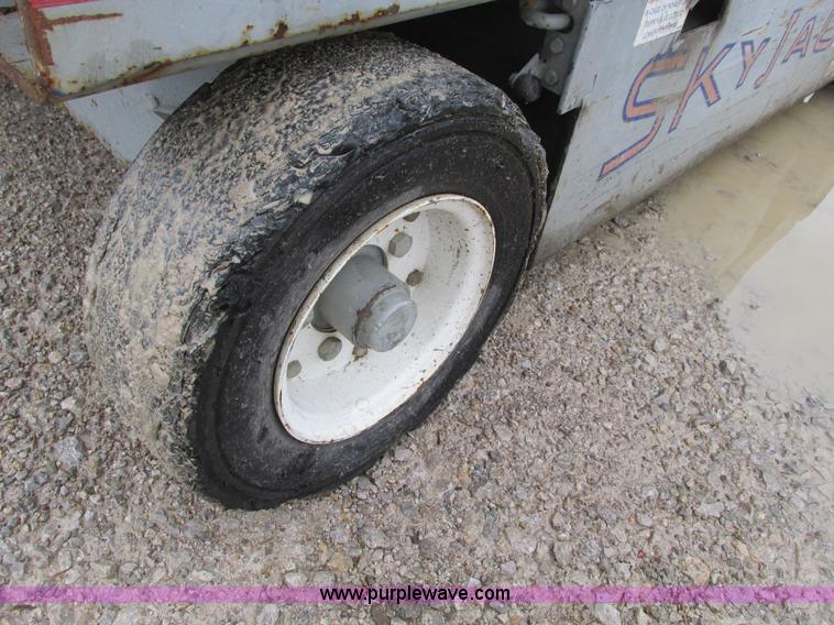 image for item F4289 1995 Skyjack SJ4626 scissor lift