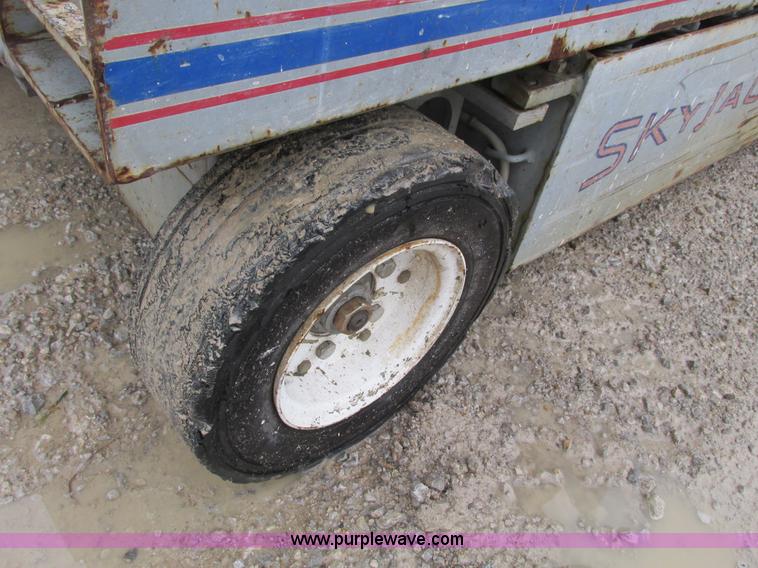 image for item F4289 1995 Skyjack SJ4626 scissor lift