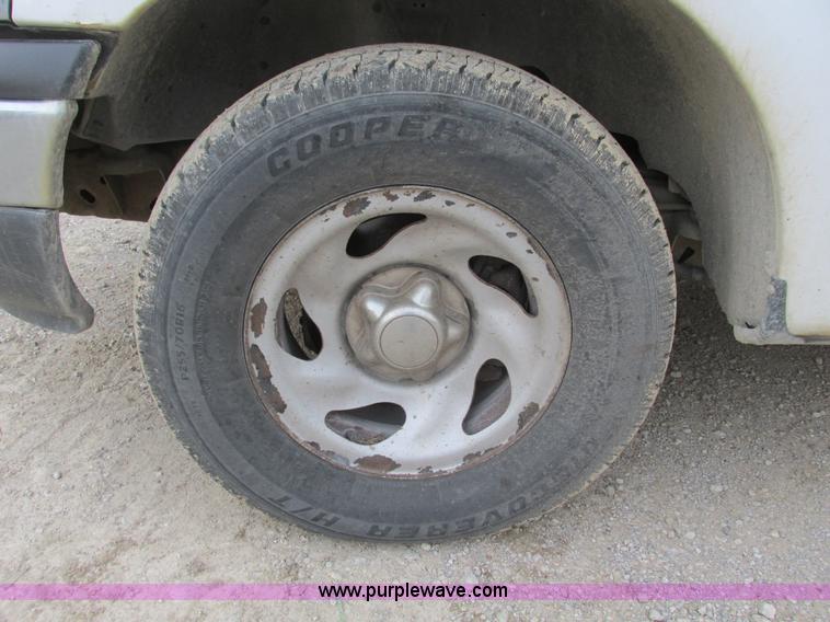 image for item F4290 2000 Ford F150 pickup truck