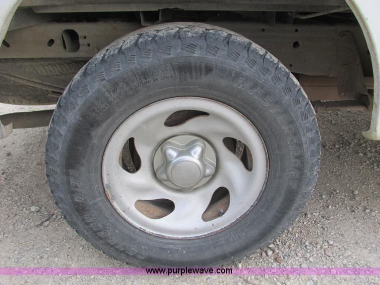 image for item F4290 2000 Ford F150 pickup truck