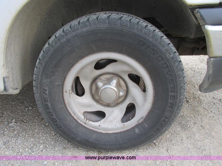 image for item F4290 2000 Ford F150 pickup truck