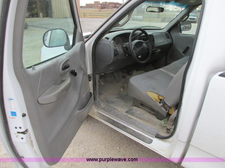 image for item F4290 2000 Ford F150 pickup truck