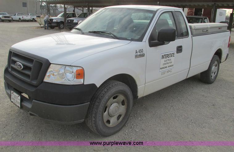 image for item F4292 2005 Ford F150 XL pickup truck