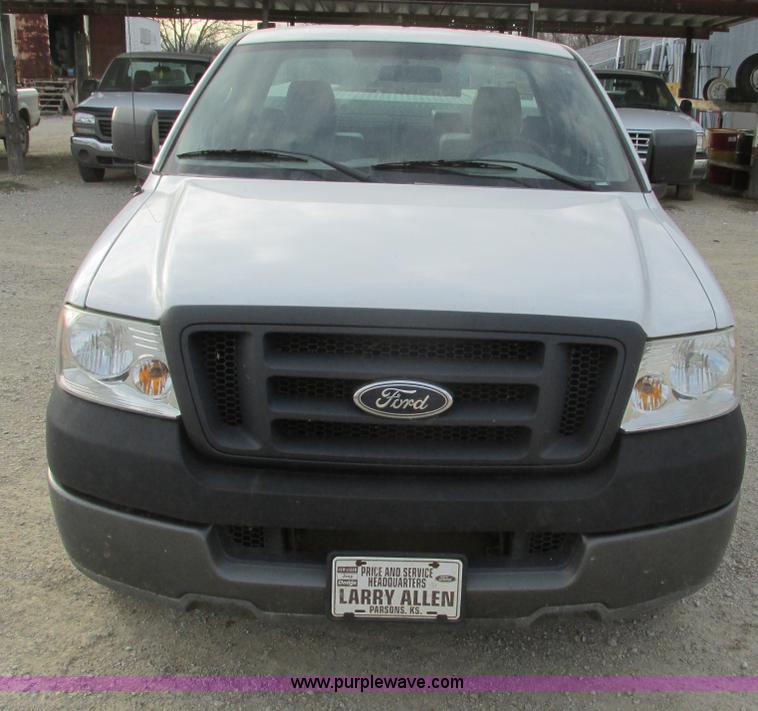 image for item F4292 2005 Ford F150 XL pickup truck