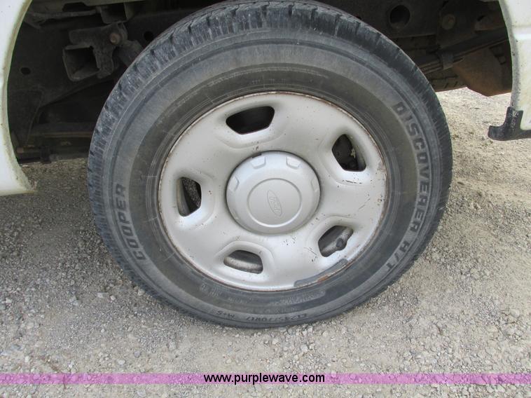 image for item F4292 2005 Ford F150 XL pickup truck