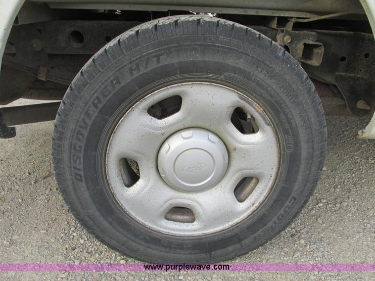 image for item F4292 2005 Ford F150 XL pickup truck