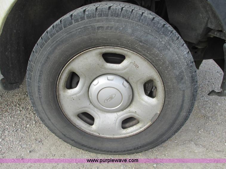 image for item F4292 2005 Ford F150 XL pickup truck