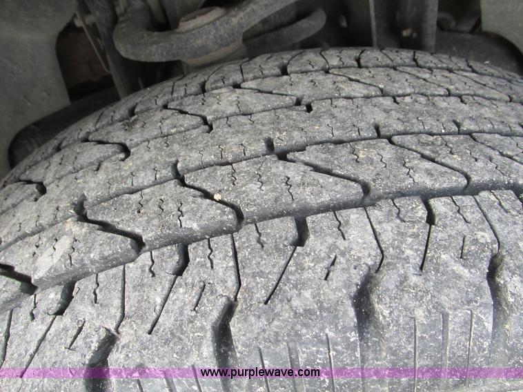 image for item F4292 2005 Ford F150 XL pickup truck