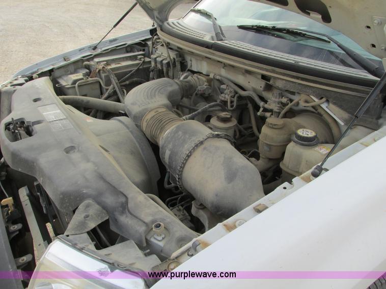 image for item F4292 2005 Ford F150 XL pickup truck