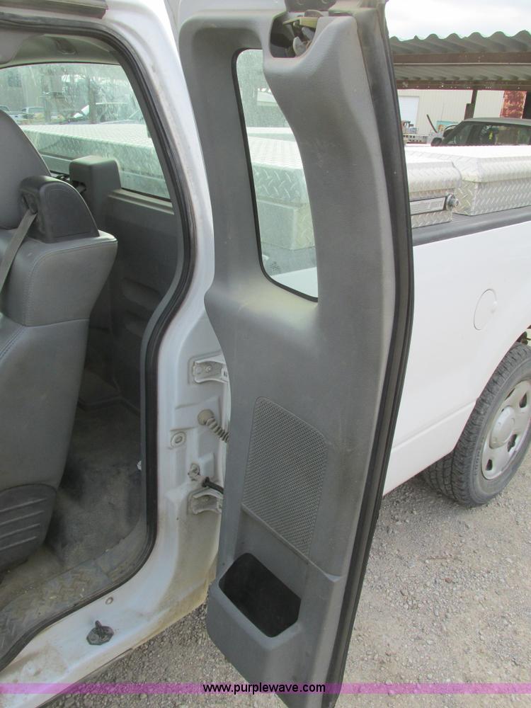 image for item F4292 2005 Ford F150 XL pickup truck