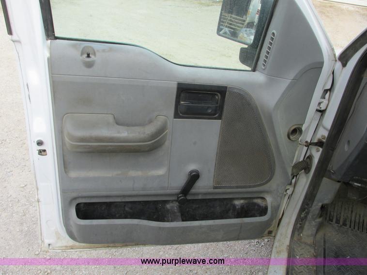 image for item F4292 2005 Ford F150 XL pickup truck