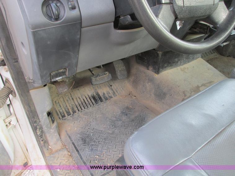 image for item F4292 2005 Ford F150 XL pickup truck