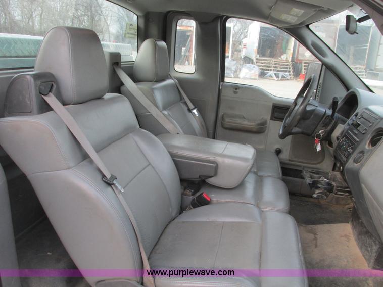 image for item F4292 2005 Ford F150 XL pickup truck