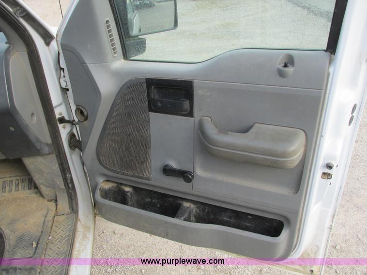 image for item F4292 2005 Ford F150 XL pickup truck