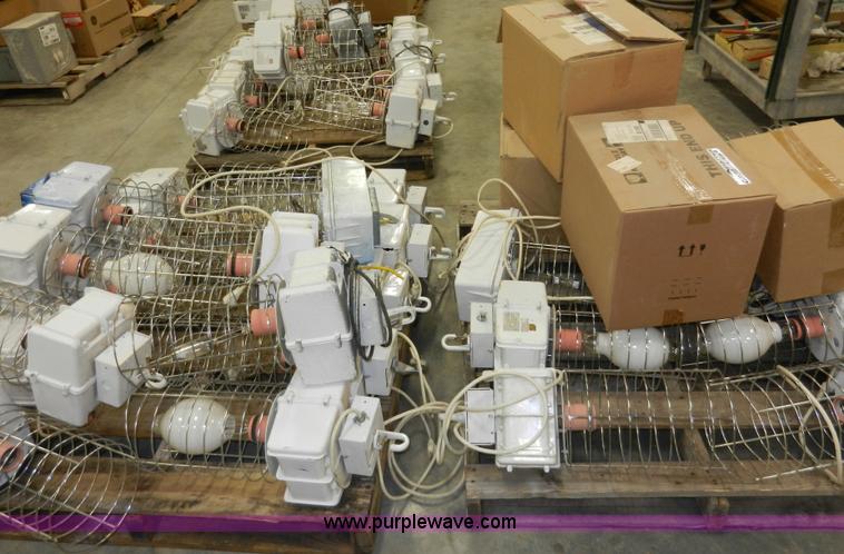 image for item X9139 Approximately 35 Halide lights