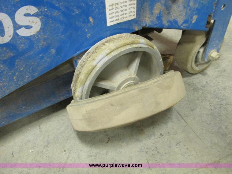 image for item Y9594 2008 Genie AWP305 single man lift