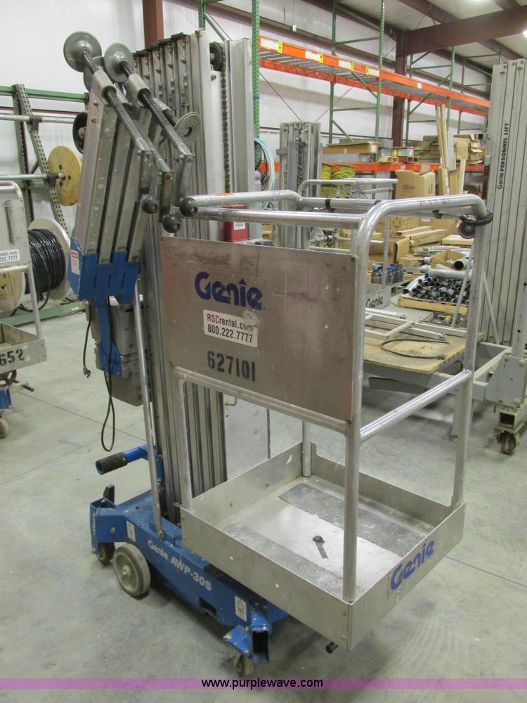 image for item Y9596 2006 Genie AWP-305 single man lift